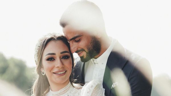 محمد الشرنوبي يدخل القفص الذهبي..وفستان زوجته حديث الجمهور!