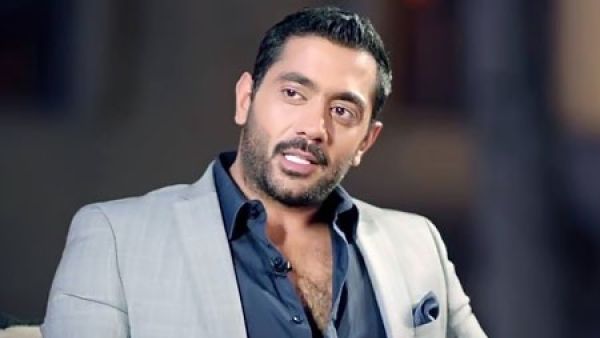 أحمد فلوكس تحت الإنتقادات والسبب صورة له شبه عارياً على السرير!