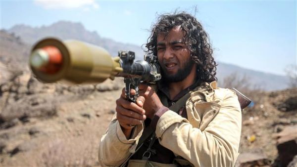 A Saudi-backed militant prepares to fire a rocket propelled grenade in the Yemeni city of Ta'izz during clashes with Houthi fighters, April 16, 2017. (Photo by AFP)
