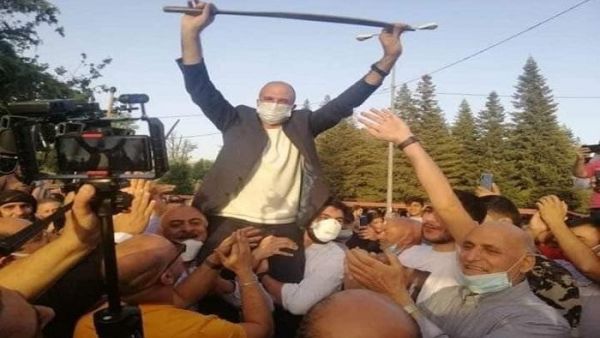 وزير الصحة اللبناني وهو يرقص ضمن مجموعة كبيرة خلال إحدى المناسبات