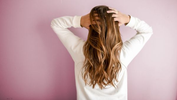 لماذا تزداد مشكلة قشرة الشعر في الصيف؟