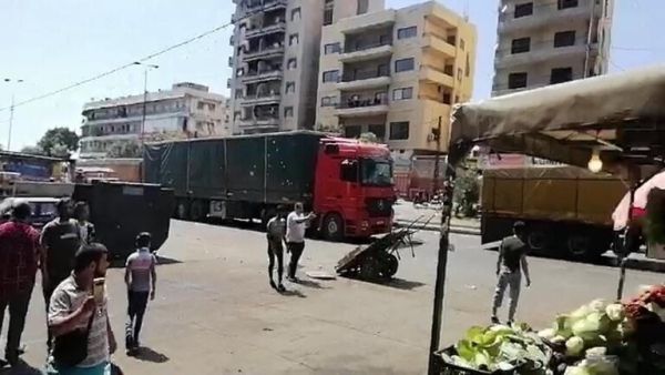 شاحنات متوجهة إلى سوريا عبر شمال لبنان
