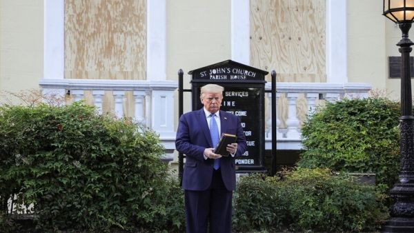 ترامب يحمل الأنجيل أمام كنيسة قريبة من البيت الأبيض