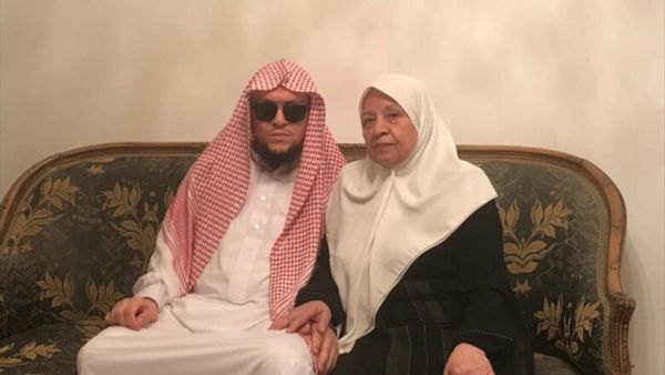 أم حاتم مع ابنها يحيى
