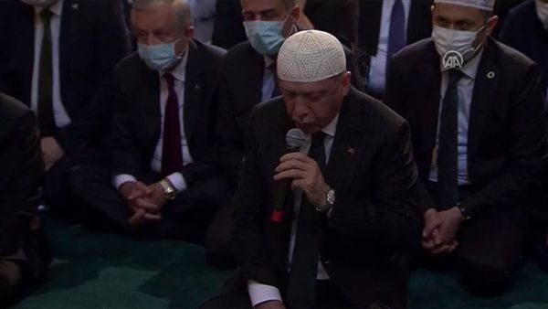 أردوغان يتلو القرآن الكريم في مسجد "آيا صوفيا"
