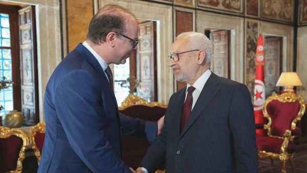 وكشف الفخفاخ، الخميس، عن عرض حركة النهضة صفقة عليه مقابل الإبقاء على حكومته، وعدم ممارسة الضغوط لإخراجه.