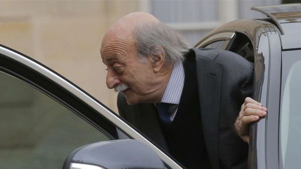  لبنان يحتاج لرئيس وزراء جديد، مشددا على أن هذا الخيار "يجب أن يُدرس يشكل جدي لأنه (دياب) مصاب بفقدان الذاكرة"