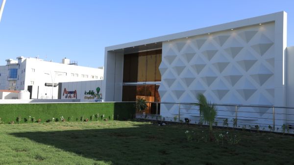 المستشفى مبادرة اجتماعية من "أكوا باور" تأتي ضمن مشاركة قطاع الطاقة الوطني في تعزيز جهود وزارة الصحة لمواجهة جائحة فيروس كورونا المستجد. صاحب السمو الملكي الأمير فيصل بن سلمان يكرم الشهيدة نجود الخيبري بإطلاق اسمها على مستشفى مبادرة "أكوا باور" لمكافحة جائحة كورونا
