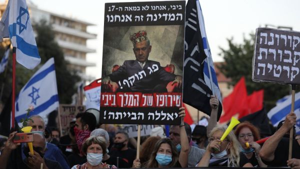 Israelis protest against Israeli Prime Minister Benjamin Netanyahu in Jerusalem, on July 21, 2020. Netanyahu, 70, was indicted in January for bribery, fraud and breach of trust in three cases. He denies all the charges and accuses the media and legal officials of a witch hunt.  Menahem KAHANA / AFP