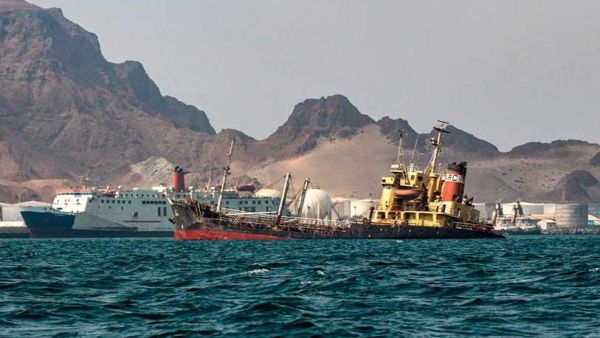  Oil tanker threatens create a huge oil slick in the Red Sea (AFP File Photo)