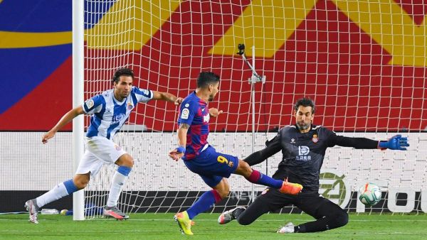 سواريز يقود برشلونة للفوز على الغريم