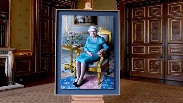 Queen Elizabeth sees new portrait (Twitter)