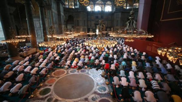 The square-shaped area in the Hagia Sophia Mosque, where no carpet was laid, was the crowning area of ​​the emperors and was left empty for its historical memory (Twitter)