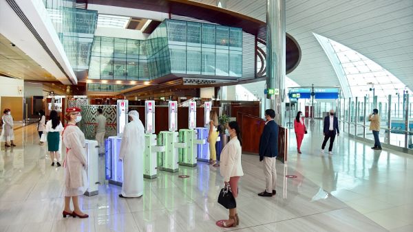 طيران الإمارات تستأنف تقديم الخدمات الأرضية المتميزة لركاب الأولى ورجال الأعمال بعد مراجعة شاملة لمعاييرالصحة والسلامة