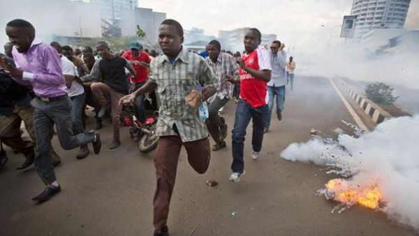 Kenyan protesters set fire to police station (Twitter)