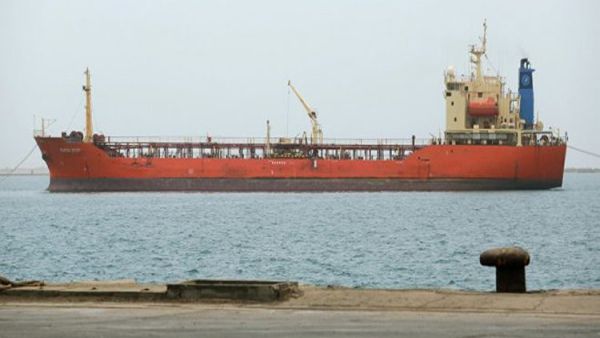 ناقلة نفط في ميناء الحديدة
