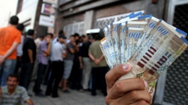 صرف أنصاف الرواتب سيستمر خلال الفترة المقابلة “طالما أزمة المقاصة مستمرة”.