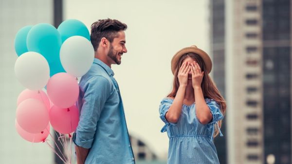 من وجهة نظر الرجل المحب لزوجته لا يعد العمر أو الوزن أكثر من مجرد أرقام تزداد معه محبته إلى شريكة حياته