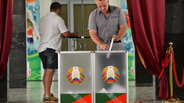 A man casts his ballot at a polling station during the presidential election in Minsk on August 9, 2020. Sergei GAPON / AFP