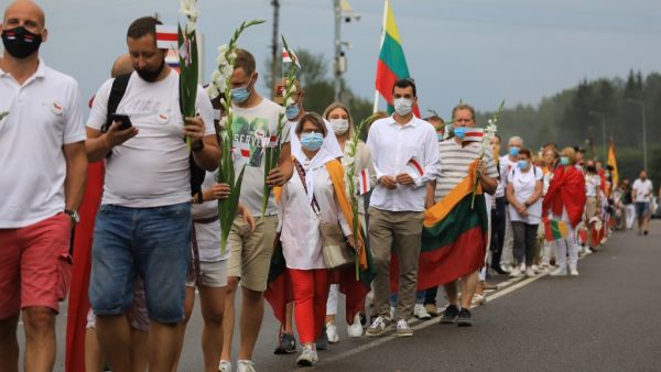 People form a human chain from Vilnius to Medininkai along the border with Belarus to show solidarity with the Belarussian people in Medininkai, Lithuania on August 23, 2020. PETRAS MALUKAS / AFP