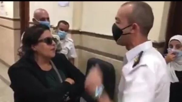 سيدة تعتدي على شرطي أمام محكمة وتنتحل صفة مستشار