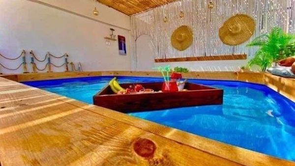 شاب مغربي يحوّل سطح منزله الى مسبح للاستجمام