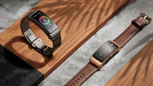 يحتوي السوار على شاشة AMOLED منحنية وثلاثية الأبعاد مقاس 1.53 بوصة سوار HUAWEI TalkBand B6: أداء فائق وتصميم مذهل يرتقي بمعنى الأجهزة القابلة للارتداء
