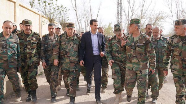 الرئيس الأسد يتوسط مجموعة من ضباط الجيش العربي السوري