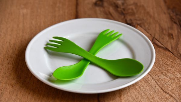 لماذا يجب أن نقول لا لأدوات المائدة البلاستيكية؟