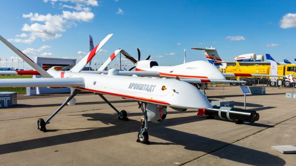 With a length of 14 metres and a wingspan of 19 metres, the size is said to be similar to a fighter jet and, according to the Flugrevue, to be "in the league of the US experimental drone Northrop-Grumman X-47B"