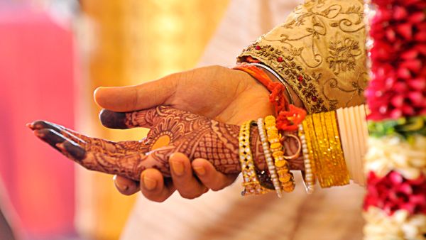 Wedding Couple Nice Hands (Shutterstock)	