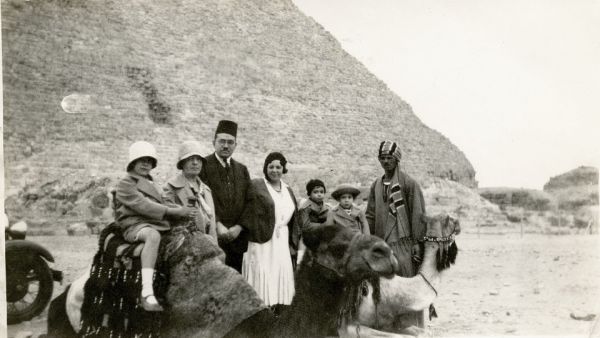 عائلة أبو شادي في أهرامات الجيزة ، أواخر عشرينيات وأوائل ثلاثينيات القرن الماضي مكتبة جامعة نيويورك أبوظبي تضم أرشيف الشاعر والطبيب المصري أحمد زكي أبو شادي