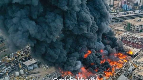 وقال الجيش اللبناني إنه استخدم طائراته الهليكوبتر للمساعدة في إخماد حريق اندلع في مرفأ بيروت.