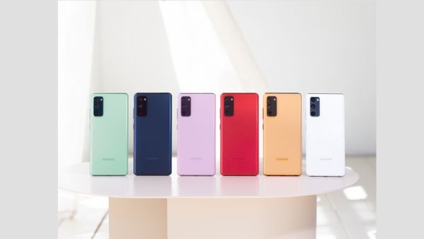 كشفت شركة شركة سامسونج للإلكترونيات، اليوم، عن هاتفها الجديد Galaxy S20 Fan (FE)، الذي يُعد أحدث إضافات الشركة إلى عائلة Galaxy S20. ويُعد Galaxy S20 FE هاتفًا ذكياً متميزاً يشتمل على مجموعة من الابتكارات التي نالت إعجاب عشّاق أجهزة Galaxy