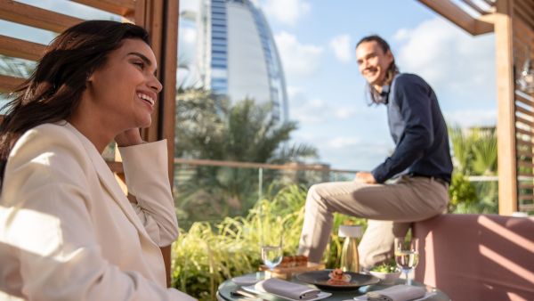 يمكن للضيوف الاسترخاء بزيارة المنتجع الصحي "ناتيف كلوب – ذا سبا" مع حسم بنسبة 30% واغتنام الحسم بنسبة 20% على المطاعم والمقاهي التي تضم: مطعم "نوماد" الساحر في "جميرا فندق الخور"؛ ومطعم "روك فيش" في "جميرا النسيم" الذي يقدم أطباقاً بحرية شرق أوسطية؛ علاوة على "كايتو" أيضا في "جميرا النسيم", الذي يمزج بين الأطباق البيروفية واليابانية والمعروف باسم "نيكاي" ؛ ومطعم "دي آند إيه" الذي يقدم مأكولات بريطانية عصرية في "جميرا بيتش هوتيل"، وغيرها من المطاعم. "جميرا ليفنج مارينا جيت" يقدم لضيوفه عروضاً قيمة ومزايا حصرية بمناسبة الافتتاح