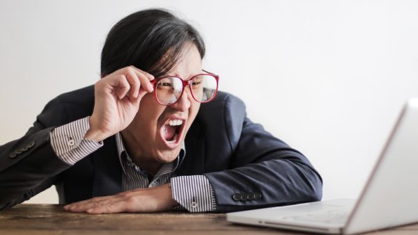 كيف تتعامل مع مديرك السيء في العمل ؟ 
