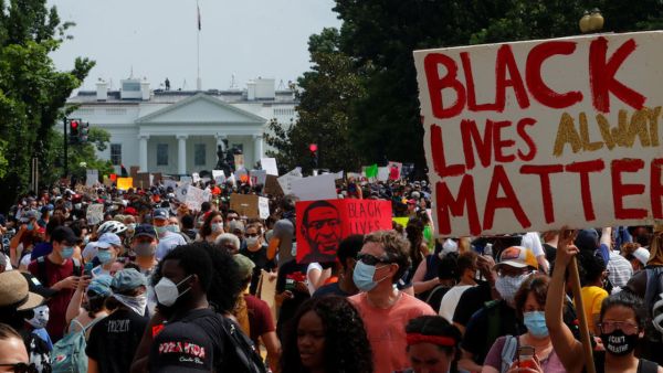 متظاهرون ضد إدارة الرئيس الأمريكي ترامب