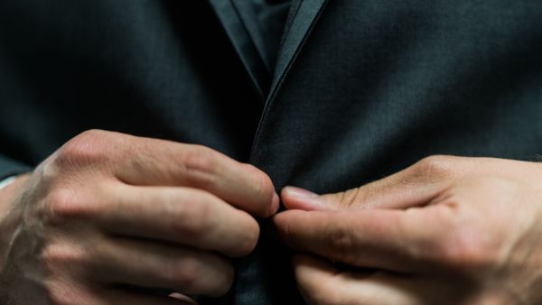 ما تفسير الحلم بارتداء الملابس الخاطئة؟