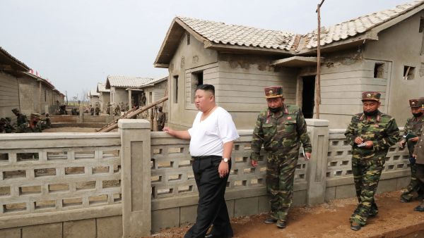  زعيم كوريا الشمالية يتفقد المناطق المتضررة من الأعاصير