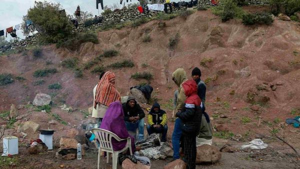  نقل مئات المهاجرين الذين تقطعت بهم السبل على جزيرة ليسبوس