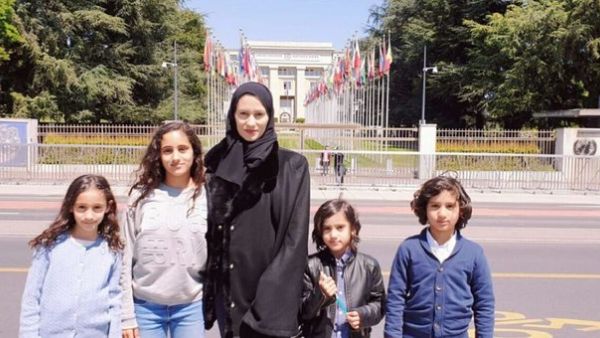 Wife of Qatari Sheikh Talal bin Abdulaziz al-Thani with children (Twitter)