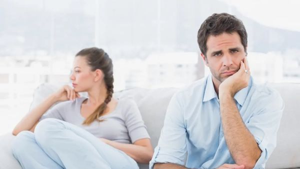 البعض يتذمر كثيرًا ويحبط الرجال الذين عملوا بجد طوال اليوم، أثناء المغازلة، بمجرد أن يتزوجوا،
