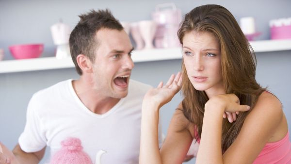 إذا أخبرك بأنه لا يمكنه تحملك، فهذه علامة واضحة جدا على أن الوقت قد حان لكي تنفصلي عن شريكك،
