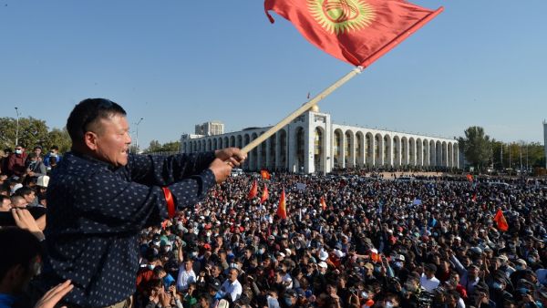 People protest against the results of a parliamentary vote in Bishkek on October 5, 2020. VYACHESLAV OSELEDKO / AFP