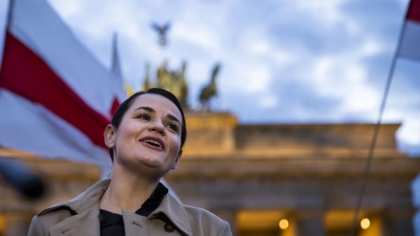 Belarus opposition leader Svetlana Tikhanovskaya (C) takes part in a protest by supporters of the Belarusian opposition movement calling for an end to the president's authoritarian regime at the Brandenburg Gate in Berlin, on October 5, 2020. Odd ANDERSEN / AFP