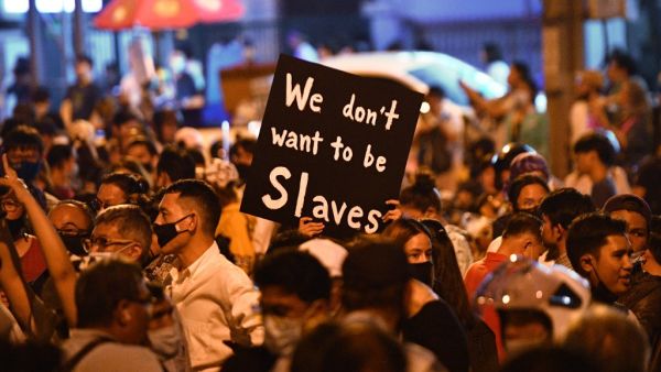 A pro-democracy protester holds a sign during an anti-government rally in Bangkok on October 26, 2020. Mladen ANTONOV / AFP