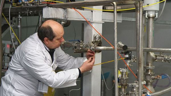 An International Atomic Energy Agency (IAEA) inspector disconnects the connections between the twin cascades for 20 percent uranium production at nuclear power plant of Natanz (AFP/file photo)