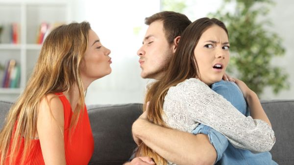 المواعدة المزدوجة! ولماذا يجب أن لا تخاطر بعلاقاتك؟