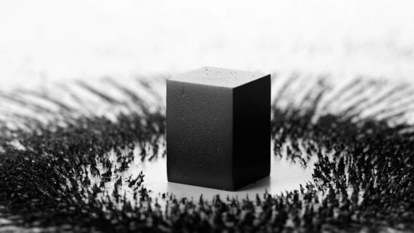 "Magnetism" by Ahmed Mater (Twitter) "Magnetism" by Ahmed Mater (Twitter)