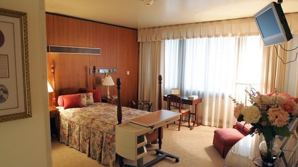 U.S president Trump isn’t staying in any old hospital room. Walter Reed Hospital has a six-room presidential suite just for the commander in chief that includes an intensive care unit, a kitchen, a living room, a bedroom, & a dining room with a crystal chandelier (Twitter/T.Dillon)